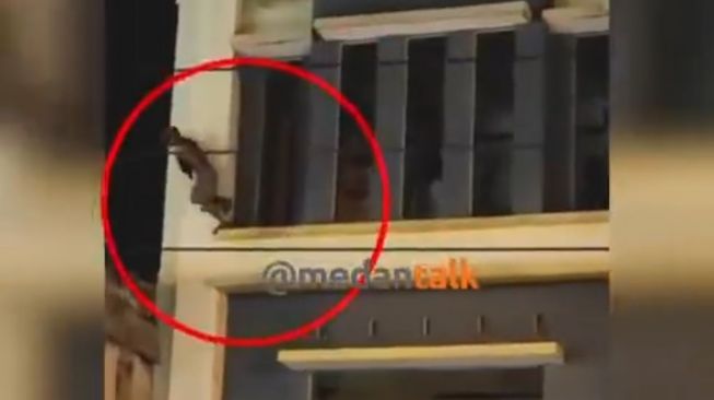 Viral Diduga Pencuri di Medan Berubah Jadi "Spiderman" Saat Dikepung Warga