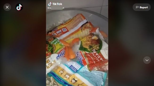 Ada-Ada Saja, Viral Aksi Wanita Rebus Mi Instan Langsung Pakai Bungkusnya