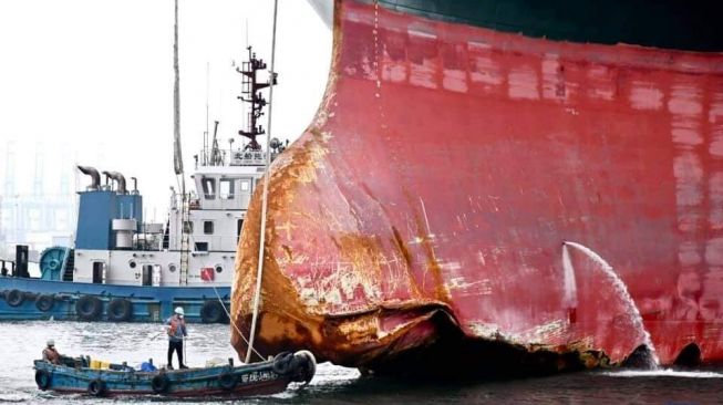 Haluan Penyok, Ini Foto-foto Kerusakan Kapal Ever Given yang Kandas di Terusan Suez