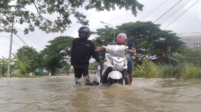 Hujan Siang Sampai Sore, 11 Desa di Gresik Terendam Banjir Luapan Kali Lamong