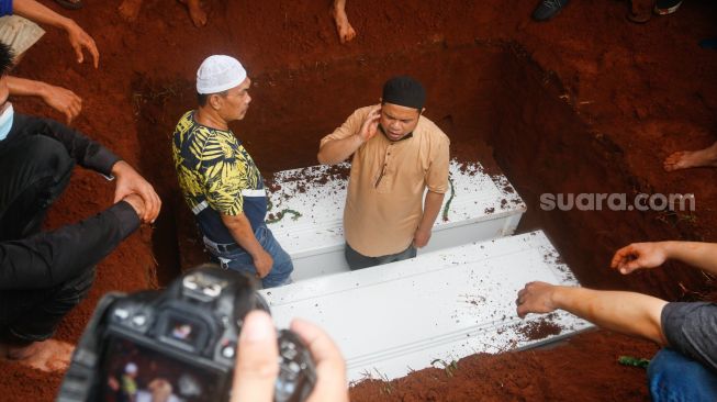 Prosesi pemakaman Vanessa Angel dan Suaminya, Bibi Ardiansyah di Taman Makam Islam Malaka, Pesanggrahan, Jakarta Selatan, Jumat (5/11/2021). [Suara.com/Alfian Winanto]