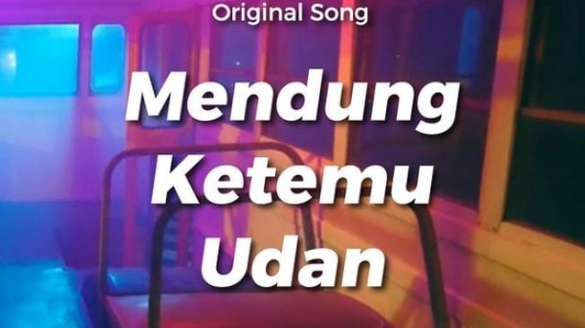 Pencipta Lagu Mendung Tanpo Udan yaitu Kukuh Prasetyo (29) berpose dengan gitar. (SuaraJogja.id/Rahmat Jiwandono) 