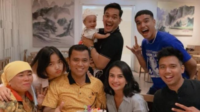 Akrab dengan Anak Vanessa Angel, Fuji Jadi Ibu Pengganti Buat Gala?