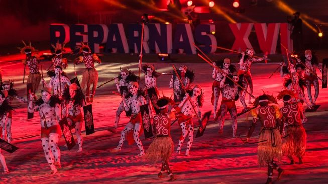 Seniman membawakan tarian adat saat upacara pembukaan Peparnas XVI Papua 2021 bertema "Cahaya Kemenangan Dari Timur Papua" di Stadion Mandala, Jayapura, Papua, Jumat (5/11/2021). [ANTARA FOTO/Raisan Al Farisi]