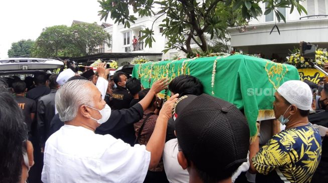 Jenazah Vanessa Angel dan Bibi Ardiansyah diantar dari rumah di kawasan Kembangan, Jakarta Barat menuju pemakaman, Jumat (5/11/2021) [Suara.com/Ismail]