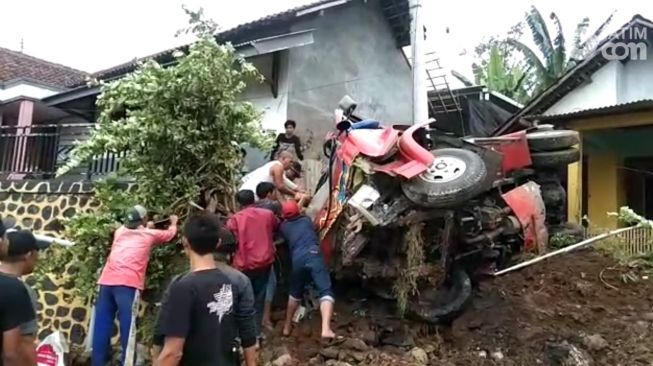 Truk Tangki Seruduk Pagar Rumah di Mojokerto, Sopir Tewas Terjepit