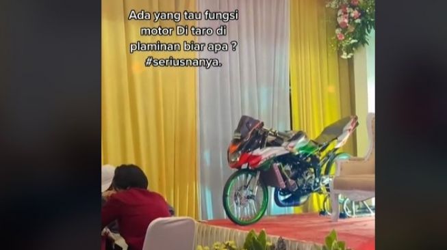 Sepeda Motor Nangkring di Pelaminan, Komentar Warganet Bikin Kram Perut