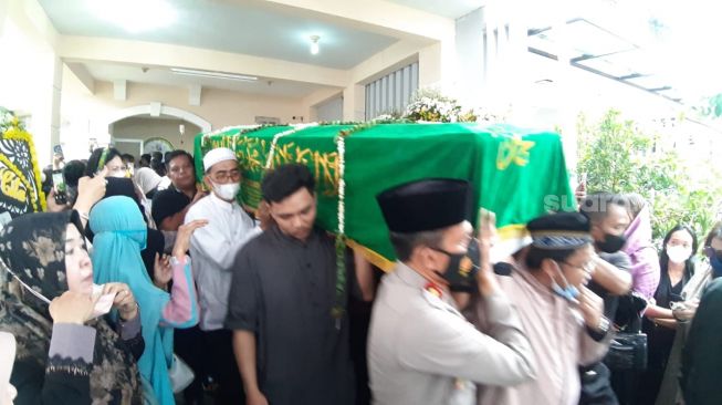 Jenazah Vanessa Angel dan Bibi Ardiansyah diantar dari rumah di kawasan Kembangan, Jakarta Selatan menuju pemakaman, Jumat (5/11/2021) [Suara.com/Ismail]