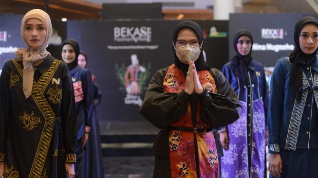 Mentereng, Nina Nugroho Usung Batik Bekasi di Gelaran Bekasi Fashion Week 2021