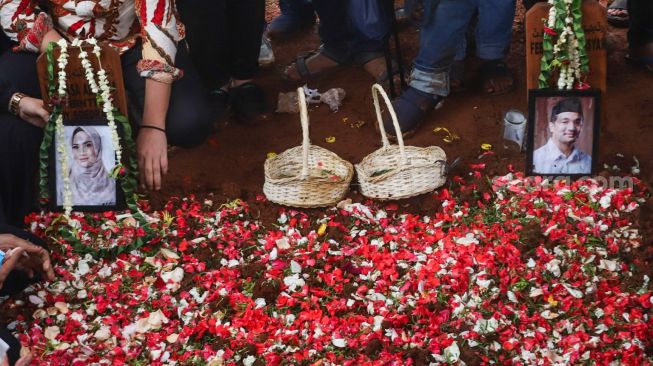 Pusara Vanessa Angel dan Suaminya, Bibi Ardiansyah usai dimakamkan di Taman Makam Islam Malaka, Pesanggrahan, Jakarta Selatan, Jumat (5/11/2021). [Suara.com/Alfian Winanto]