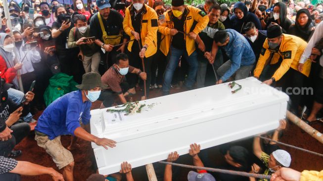 Prosesi pemakaman Vanessa Angel dan Suaminya, Bibi Ardiansyah di Taman Makam Islam Malaka, Pesanggrahan, Jakarta Selatan, Jumat (5/11/2021). [Suara.com/Alfian Winanto]