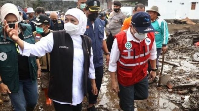 Gubernur Jatim Khofifah Indar Parawansa memantau penanganan banjir bandang Kota Batu, Jumat (5/11/2021). [Instagram/@khofifah.ip]