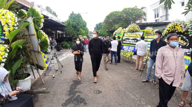 Jenazah Vanessa Angel dan Bibi Ardiansyah diantar dari rumah di kawasan Kembangan, Jakarta Barat menuju pemakaman, Jumat (5/11/2021) [Suara.com/Ismail]