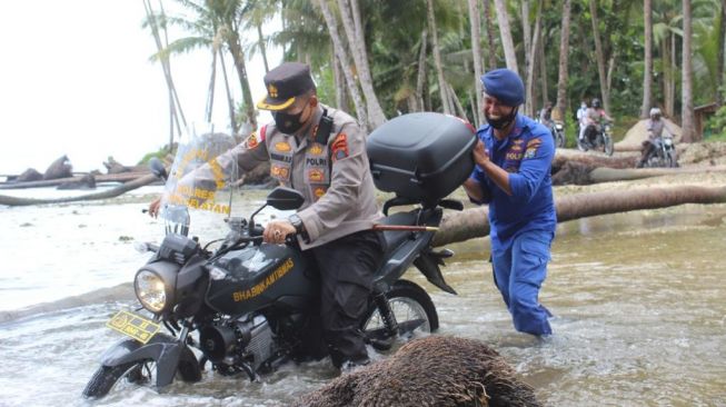 Perjuangan Tim Vaksinasi di Pulau Terluar Sumut, Naik Kapal 3 Jam-Dilanda Cuaca Ekstrem