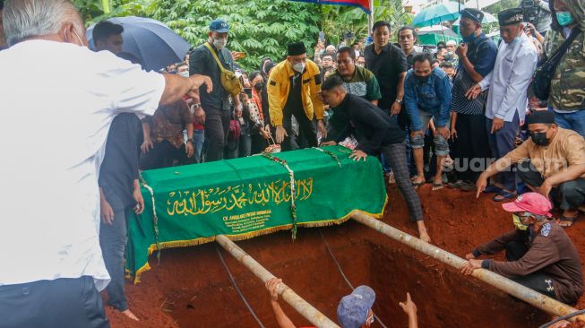 Prosesi pemakaman Vanessa Angel dan Suaminya, Bibi Ardiansyah di Taman Makam Islam Malaka, Pesanggrahan, Jakarta Selatan, Jumat (5/11/2021). [Suara.com/Alfian Winanto]
