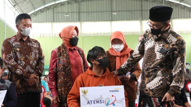 Serahkan Bantuan ke Kabupaten Majalengka, Mensos Risma Disambut Puisi