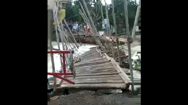 Terdampak Banjir Gresik, Jembatan Kayu Penghubung Benjeng dan Cerme Hanyut