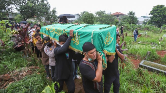 Keluarga membawa keranda jenazah Vanessa Angel dan Suaminya, Bibi Ardiansyah untuk dimakamkan di Taman Makam Islam Malaka, Pesanggrahan, Jakarta Selatan, Jumat (5/11/2021). [Suara.com/Alfian Winanto]