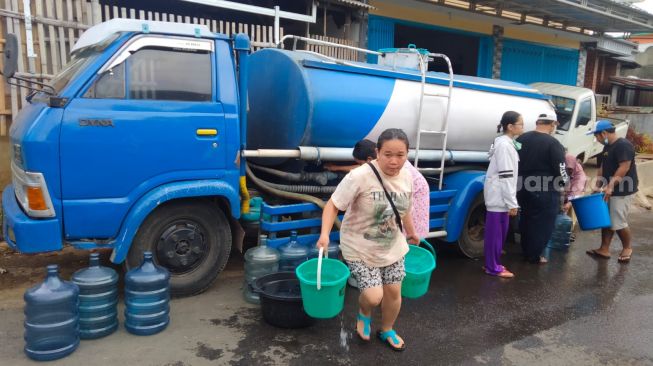 Warga Berebut Air Bersih Imbas Banjir Bandang di Kota Batu