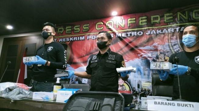 Polisi Tangkap WNA Sindikat Penipuan Modus Tukar Dolar Hitam di Jakarta Barat