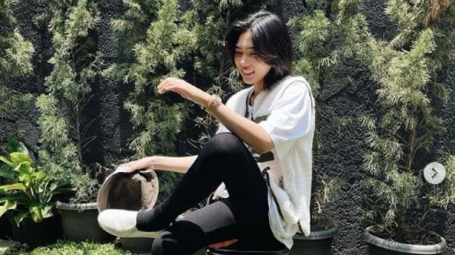 Potret Terbaru Isyana Berambut Pendek. [Instagram/isyanasarasvati]