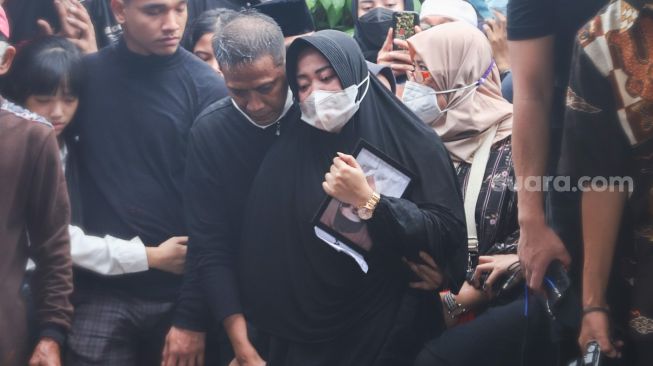 Haru keluarga saat prosesi pemakaman Vanessa Angel dan Suaminya, Bibi Ardiansyah di Taman Makam Islam Malaka, Pesanggrahan, Jakarta Selatan, Jumat (5/11/2021). [Suara.com/Alfian Winanto]