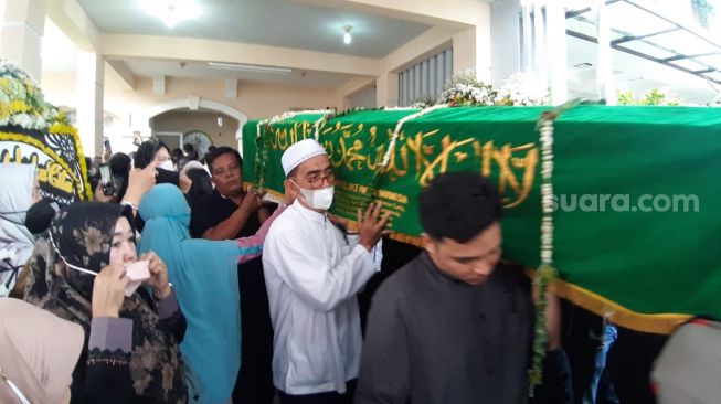 Jenazah Vanessa Angel dan Bibi Ardiansyah hendak disalatkan dari rumah duka di kawasan Kemnbagan, Jakarta Barat, Jumat (5/11/2021). Selanjutnya, jenazah akan dimakamkan di Taman Makam Islam Malaka, Pesanggrahan, Jakarta Selatan sekitar pukul 09.00 WIB. [Ismail/Suara.com]