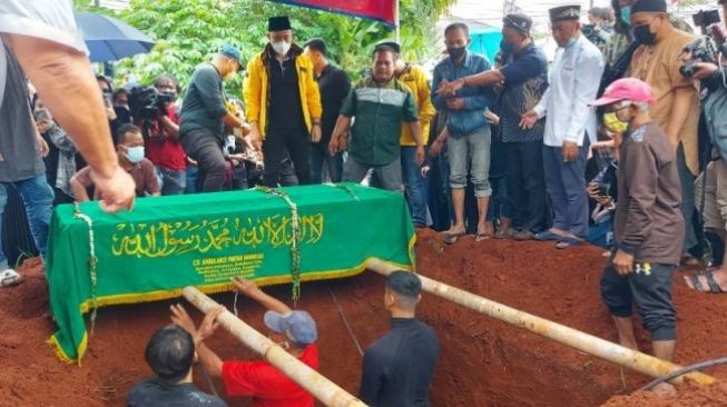 Detik-Detik Pemakaman Jenazah Vanessa Angel dan Suami