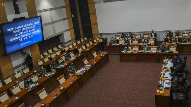 Suasana uji kelayakan dan kepatutan calon Panglima TNI di Komisi I DPR, Kompleks Parlemen, Senayan, Jakarta, Sabtu (6/11/2021). ANTARA FOTO/Galih Pradipta