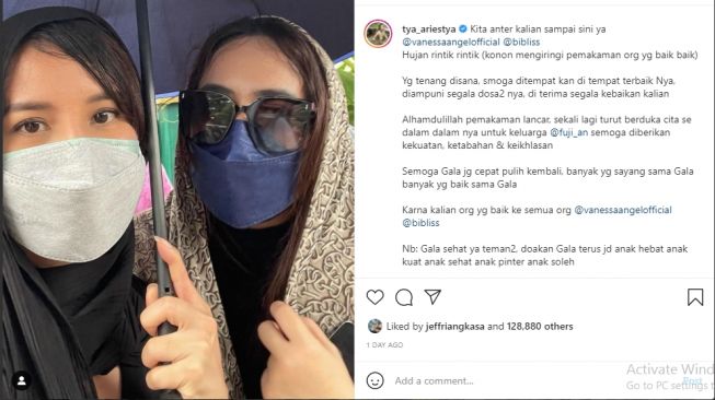 Tya Ariestya bersama sahabat di pemakaman Vanessa Angel [Instagram/@tya_ariestya]