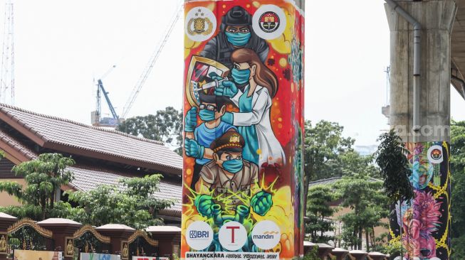 Salah satu mural yang menghiasi jalan Layang Non Tol Transjakarta (JLNT) di Jalan Trunojoyo, Jakarta Selatan, Sabtu (6/11/2021). [Suara.com/Alfian Winanto]