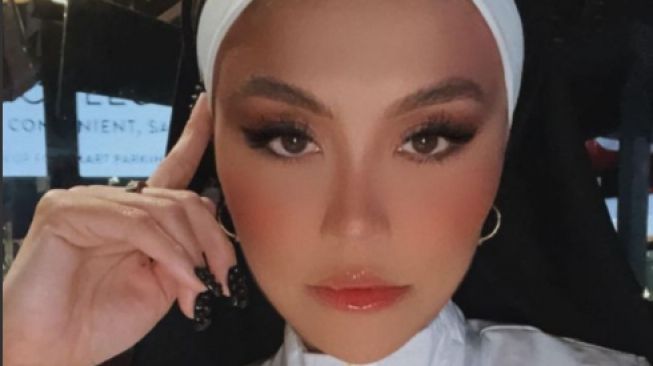 5 Potret Agnez Mo Pakai Kostum Biarawati, Tuai Kritik