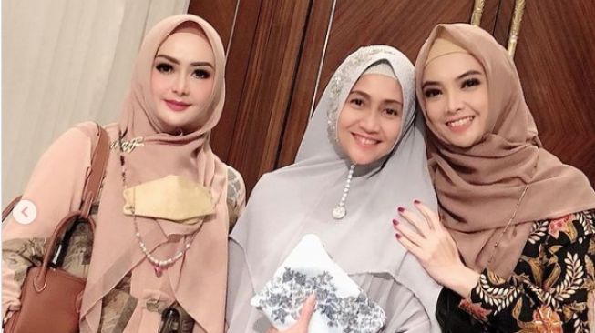 Potret Artis di Pengajian Ria Ricis. (Instagram/@ingrid_kansil)