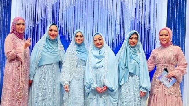 Potret Artis di Pengajian Ria Ricis. (Instagram/@vegadarwanti123)