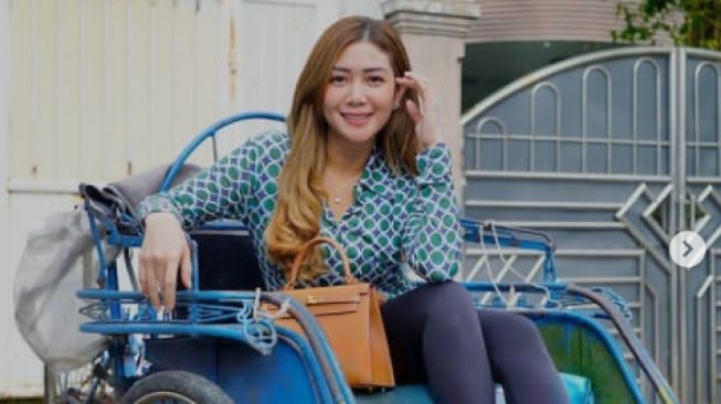 Delta Hesti, Istri Crazy Rich Surabaya yang Urus Anak Vanessa. (Instagram/@deltahesti)