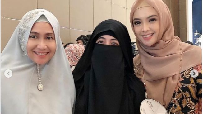 Potret Artis di Pengajian Ria Ricis. (Instagram/@ingrid_kansil)