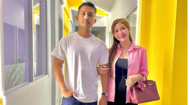 Delta Hesti, Istri Crazy Rich Surabaya yang Urus Anak Vanessa. (Instagram/@deltahesti)