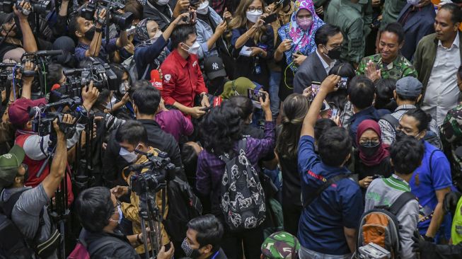 Kepala Staf TNI Angkatan Darat (KSAD) Jenderal TNI Andika Perkasa (kanan) menjawab pertanyaan wartawan usai mengikuti uji kelayakan dan kepatutan calon Panglima TNI di Komisi I DPR, Kompleks Parlemen, Senayan, Jakarta, Sabtu (6/11/2021).  ANTARA FOTO/Galih Pradipta