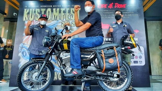 Direktur Utama PT Pegadaian, Kuswiyoto pada saat peluncuran motor kustom milik Pegadaian The Gade ST150 (ANTARA/Chairul Rohman)