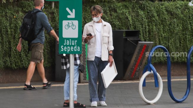 Warga beraktivitas di Jalan Sudirman, Jakarta Pusat, Sabtu (6/11/2021). [Suara.com/Alfian Winanto]