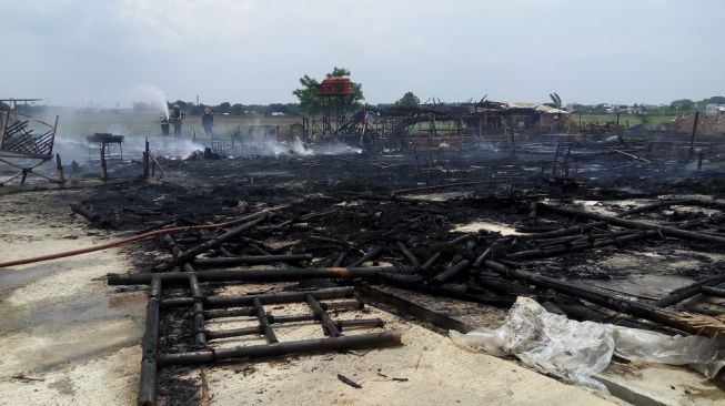 Saung Abah Cianjur Babelan Hangus Terbakar Api, Damkar Sempat Kesulitan Capai Lokasi