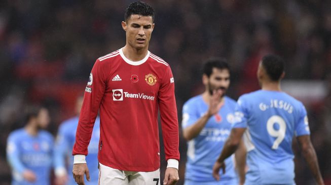 Striker Manchester United Cristiano Ronaldo bereaksi selama pertandingan sepak bola Liga Premier Inggris antara Manchester United dan Manchester City di Old Trafford, Manchester, Inggris, Sabtu (6/11/2021). [OLI SCARFF / AFP]