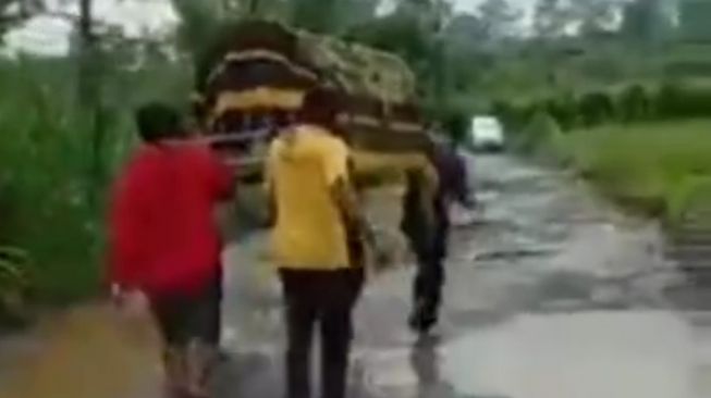 Gotong Keranda Mayat, Jalannya Lincah Zig-zag, Warga Ini Bikin Geleng-geleng Kepala