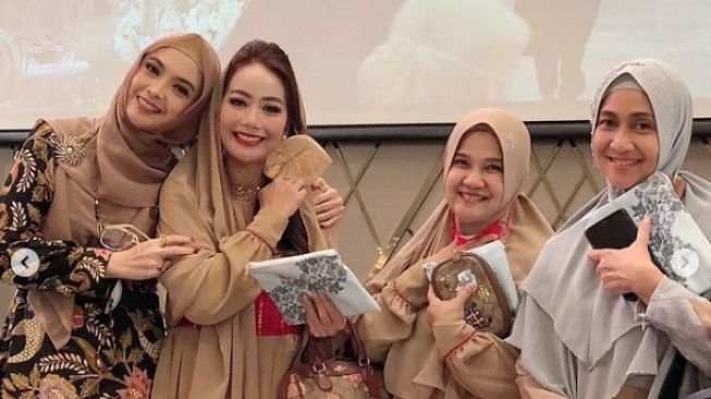 Potret Artis di Pengajian Ria Ricis. (Instagram/@ingrid_kansil)