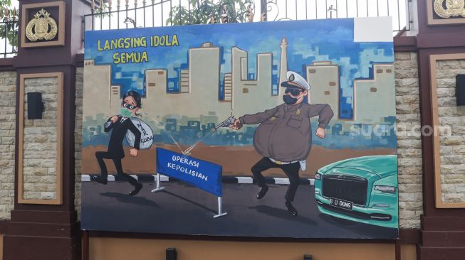 Salah satu mural berisi kritik terhadap Polri di Jalan Trunojoyo, Jakarta Selatan, Sabtu (6/11/2021). [Suara.com/Alfian Winanto]