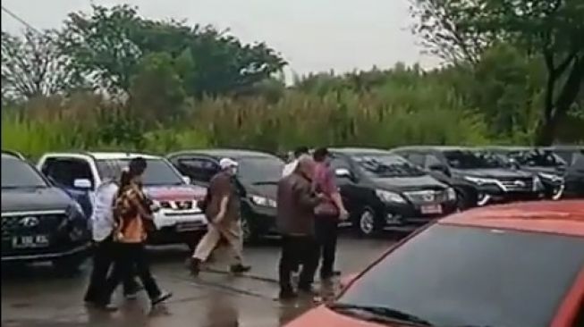 Proses penyitaan aset Tommy Soeharto di Dawuan Karawang.[Instagram]