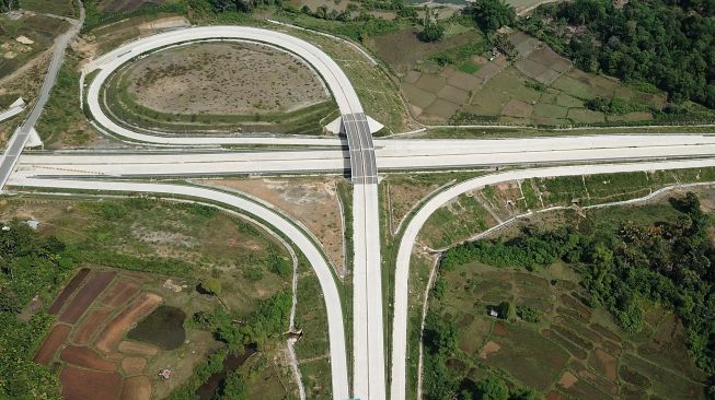 Foto udara jalan tol ruas Sigli-Banda Aceh di Jantho, Aceh Besar, Aceh, Sabtu (6/11/2021).  ANTARA FOTO/Syifa Yulinnas