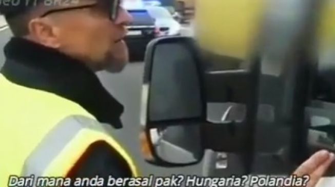 Polisi memarahi pengendara yang berusaha memotret korban tewas kecelakaan. [instagram]