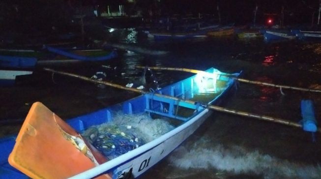 Dihantam Gelombang Pasang, Kapal Milik Nelayan Pantai Baron Rusak Parah