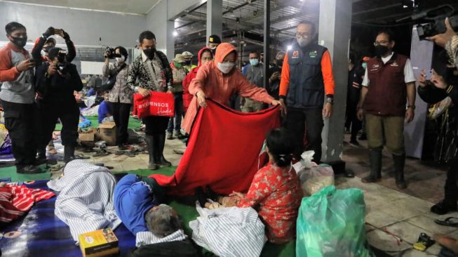 Mensos Sapa Korban Banjir Bandang di Kota Batu dan Tinjau Dapur Umum